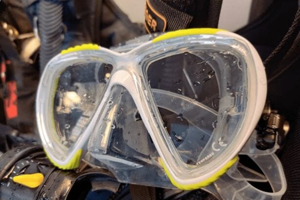 Close-up of the Oceanic Discovery frame showing the widened outer edges of the twin tempered lenses