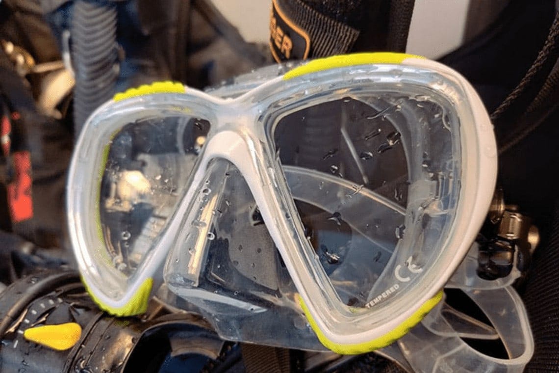 Close-up of the Oceanic Discovery frame showing the widened outer edges of the twin tempered lenses